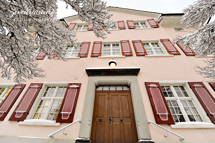 Aussenansicht Schlössli Nürensdorf (im tiefen Winter bei viel Schnee)