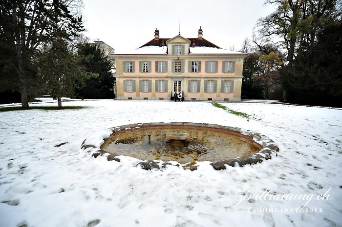 The rear view of the villa. The ceremony room is on the 1st floor, center