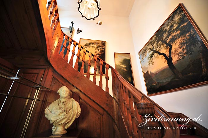 The entrance hall and the stairs leading to the ceremony room