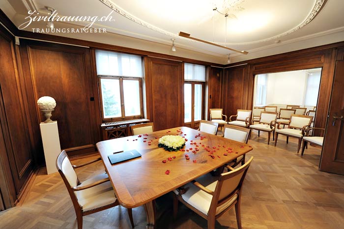 The ceremony room: In image center is the exit to the veranda, to the right the guest area