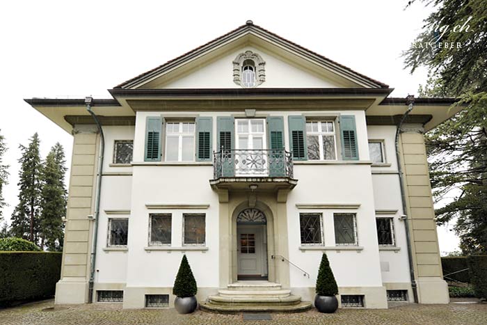 Vorderansicht der Villa Meier-Severini. Der Zürichsee liegt auf der Rückseite